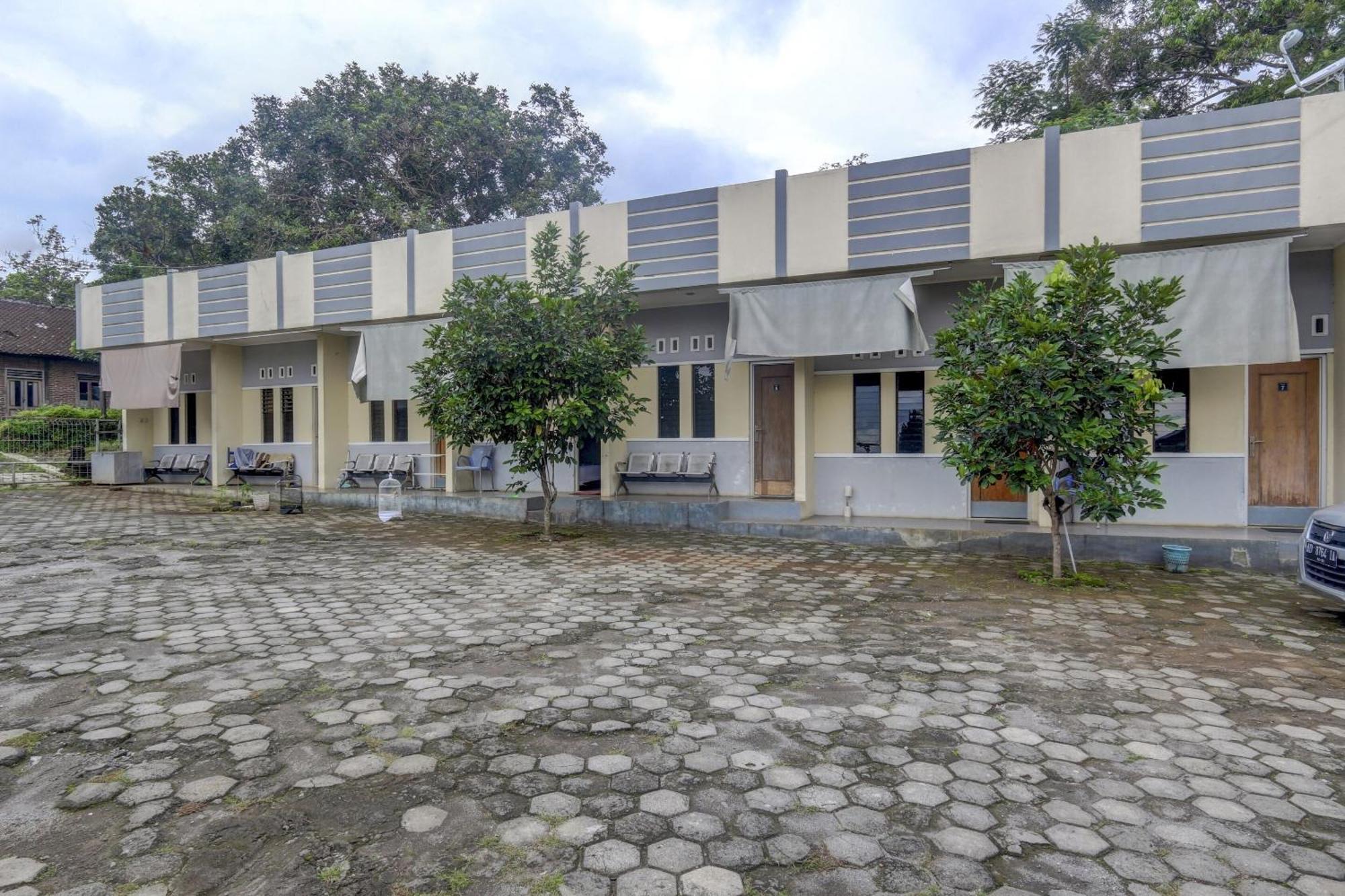 Oyo Life 90159 Puri Asoka Guest House Semarang Eksteriør billede