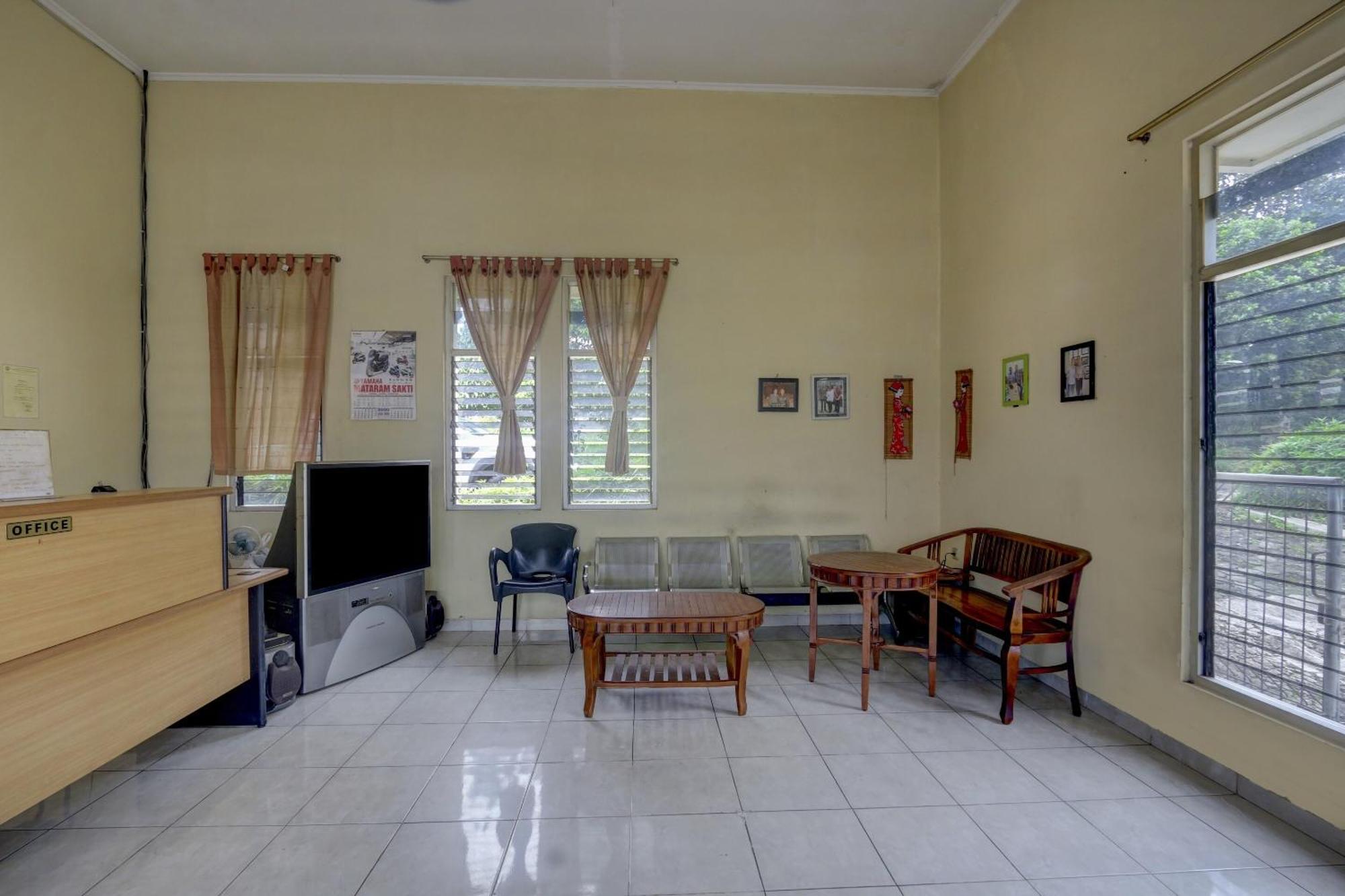 Oyo Life 90159 Puri Asoka Guest House Semarang Eksteriør billede