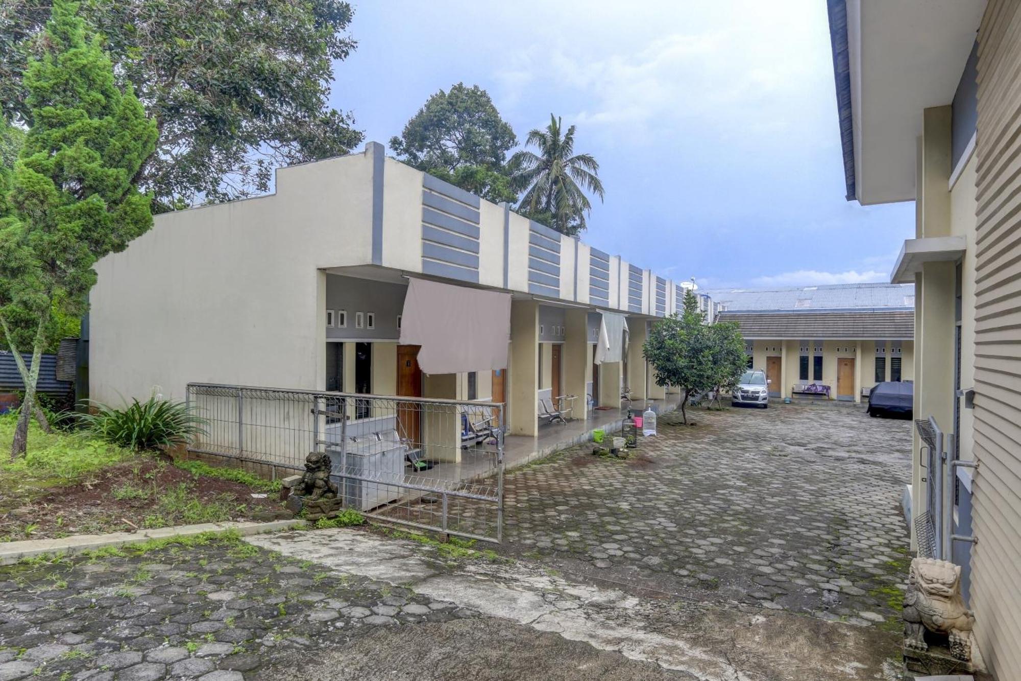Oyo Life 90159 Puri Asoka Guest House Semarang Eksteriør billede